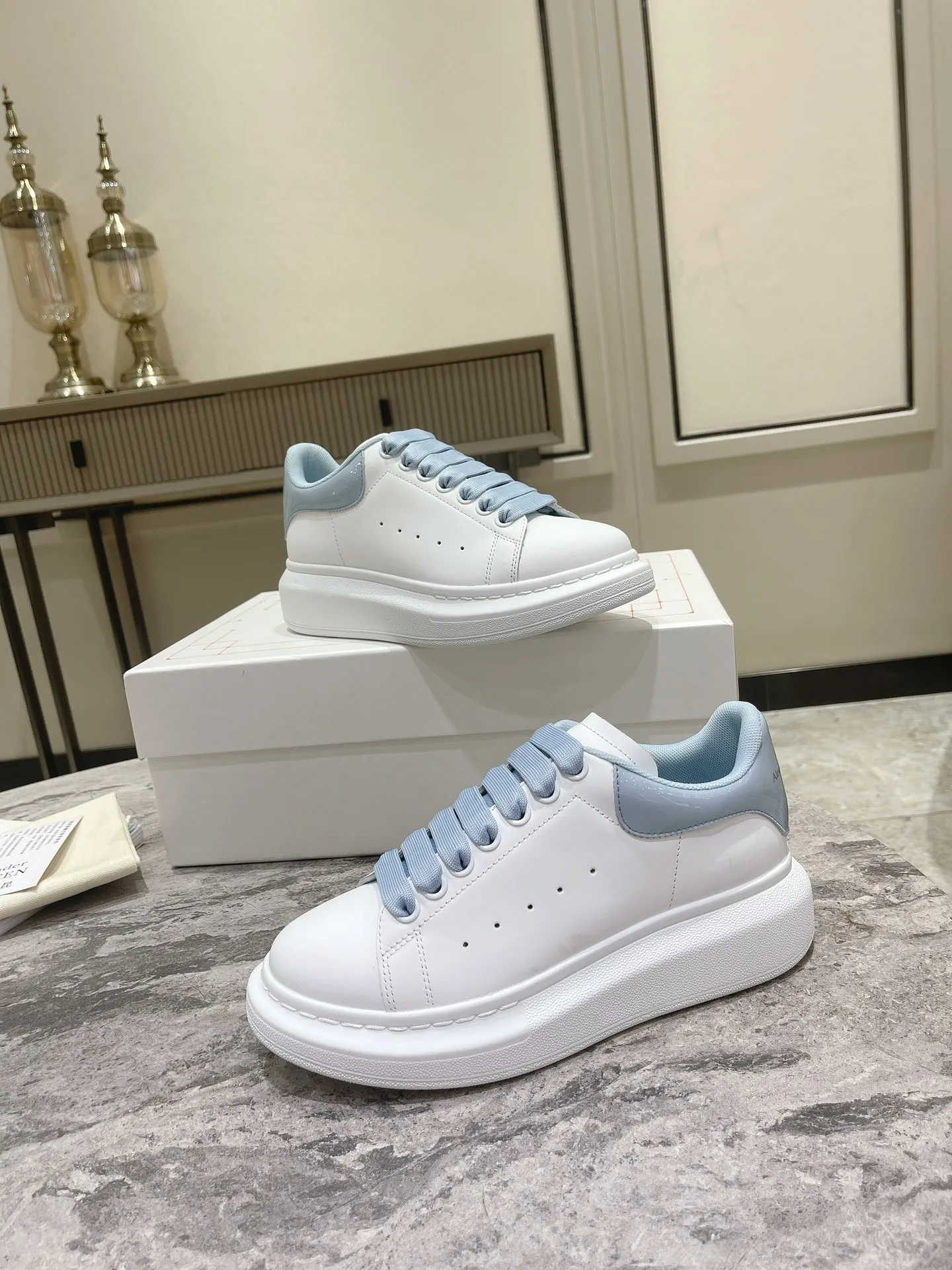 👟👟Ex-factory price 480👟👟 𝘼𝙡𝙚𝙭𝙖𝙣𝙙𝙚𝙧 𝙈𝙘𝙌𝙪𝙚𝙚𝙣 (High-end quality colors will be added one after another) ) 💛💚McQueen couple thick-soled series of white shoes 🔸Upper: top-layer waxed silk cowhide (EU 3A standard) 🔸Inner: water-dyed sheepskin 🔸Outsole: T👟👟Ex-factory price U vacuum original matte bottom Absolutely high version High cost performance Welcome to compare ✔ ❥Female size 35---40 ❥Male size 39---44 "Special size 34.45 can be customized without return or exchange"